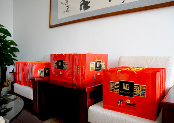 豐(feng)收季 月滿中(zhong)秋情 遙寄月餅表關懷